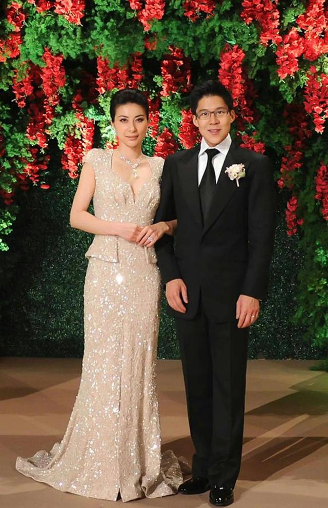 霍震霆没想到，44岁儿媳郭晶晶再次官宣喜讯，让整个阔太圈沉默了