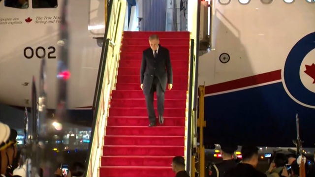 加拿大总理抵达北京，大冷天就穿一件小风衣	，献花小朋友超漂亮