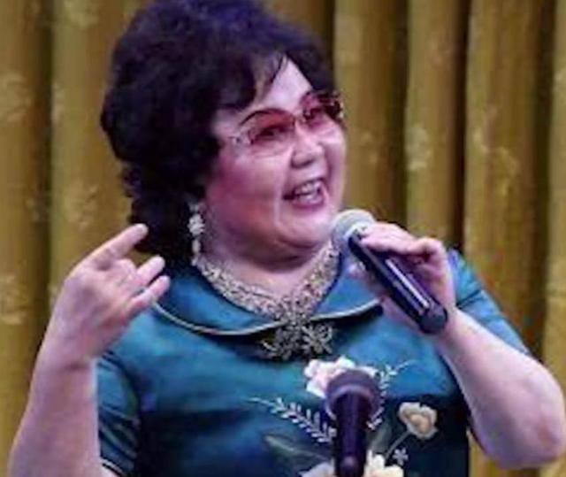 吃里爬外，永不回国？她带领30名演员选择留美，如今年过花甲归来