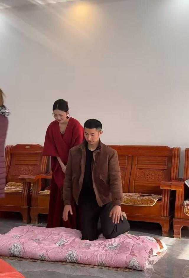 河北新娘因“天庭饱满	”走红网络！乡村婚礼惊艳瞬间	，尽显福气