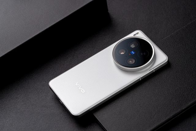 小米16系列与vivo X300：新UI、德味相机、蔡司镀膜，亮点纷呈