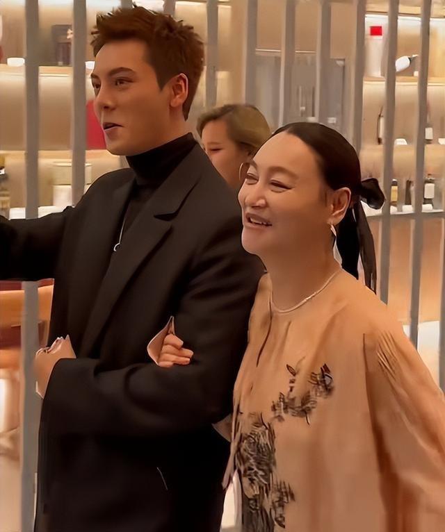 51岁林志玲突然现身上海，四肢干瘦脸圆又肿	，穿印花黑丝努力扮嫩