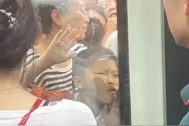 武汉街头全员鄂人：一场中秋烟花秀引发的轰动，现场返图太震撼了图片