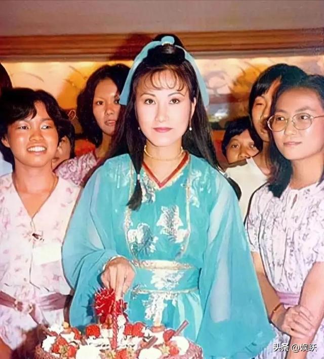 78岁路都走不稳还开演唱会捞金，全网恶评如潮，她却扬言回馈粉丝