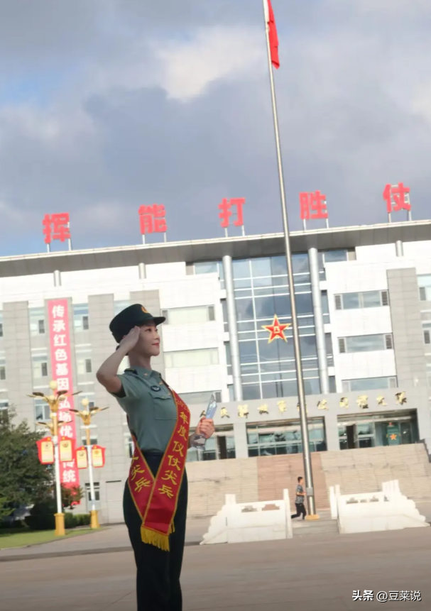 女民兵李思颖阅兵结束后，收到一封通知书，知情人曝去向引热议