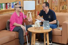 跟着俞敏洪云游新疆，戴着墨镜的曹晟康，竟是首位盲人环球旅行家图片