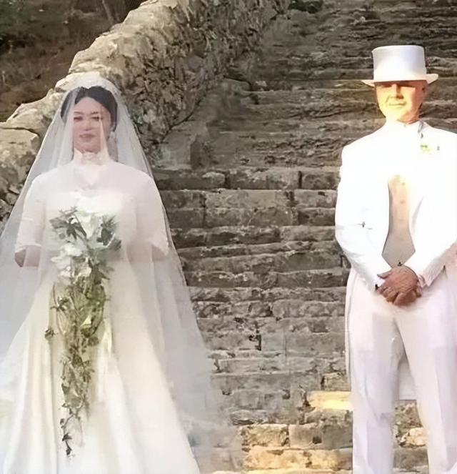 57岁金星定居法国，身材发福满脸褶子连胸都小了，越来越像男人