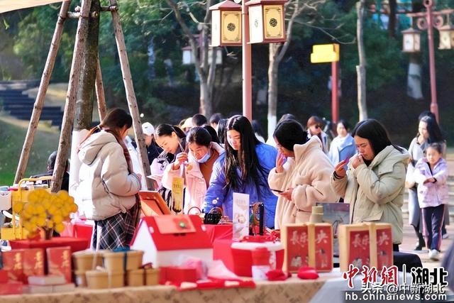 湖北咸宁：香城雅集启新岁 传统文化闪耀跨年时光