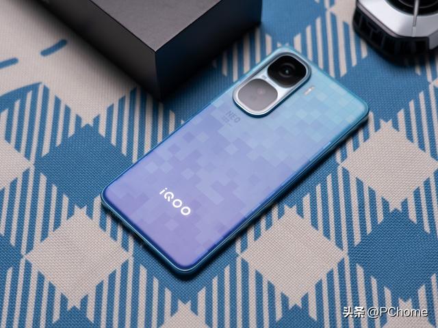 iQOO Neo10 Pro+图赏 小方块致敬像素科幻风