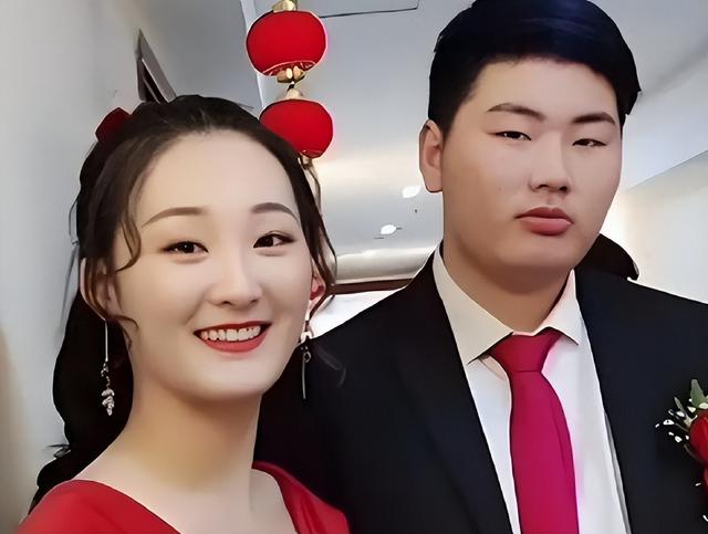 难怪陈亚男伤感，再看大衣哥现儿媳	，她跟人在处事上就差了两个字