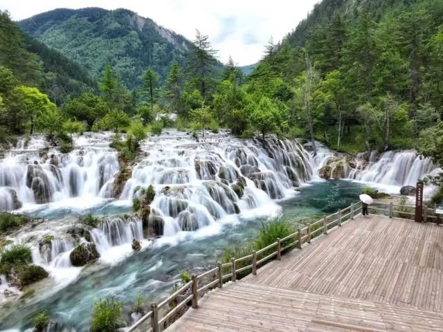 绿染山海，瀑溅七彩，九寨沟八月诗意漫云端