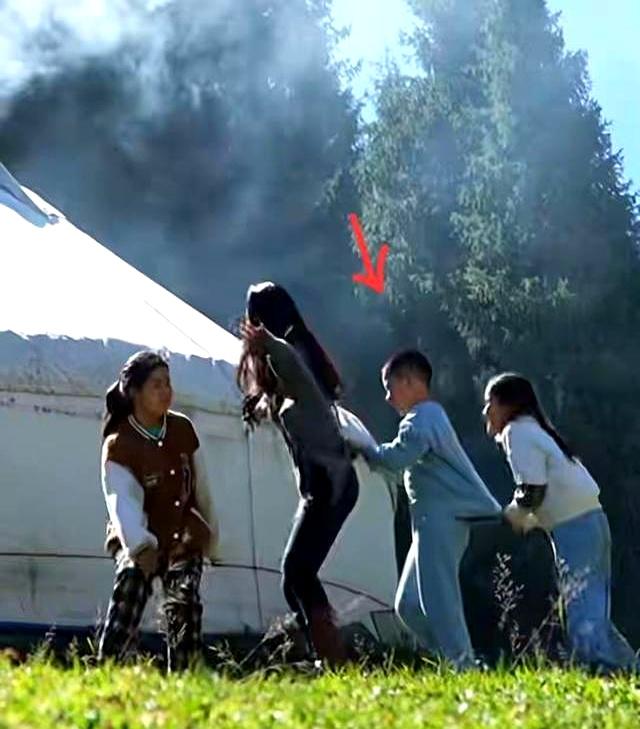 森林北原来还有儿子，难得带儿子出镜拍视频，儿子很害羞