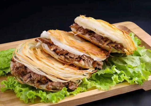10位驴友相约西安，吃美食喝茅台，结账时个个呆滞，老板：别赖我