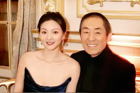 张艺谋蹲地为妻子拍照！这让人想起肖华的悲情，巩俐的遗憾图片