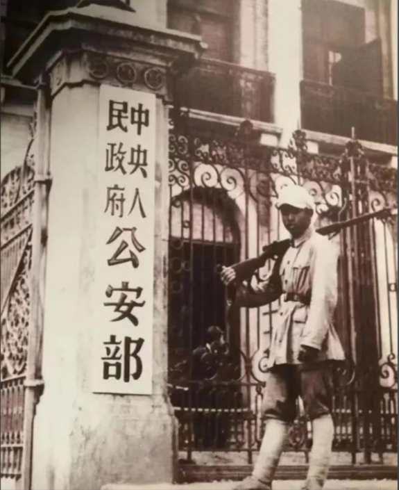 他是安徽省原副省长，无私奉献了一生	，享年92岁