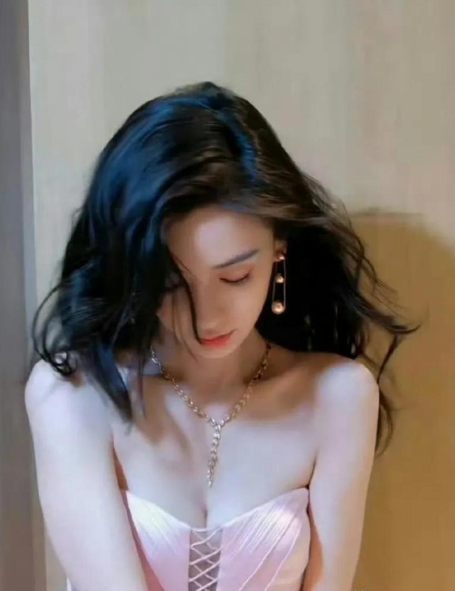 离了婚的女人果然销魂！杨颖这上衣是不是有点太紧了。