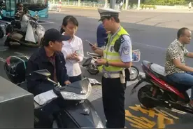 交警不分昼夜严查违章电动车，非常辛苦，他们是百姓安全的守护神图片