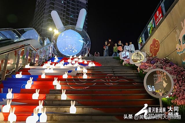 国庆中秋同欢庆 玉兔灯展夜更兴