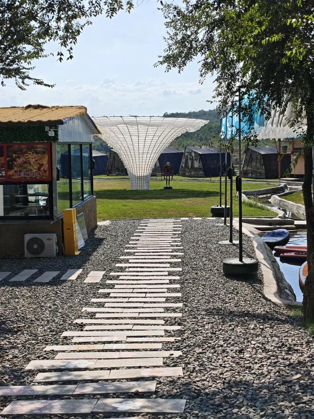 乌市水磨沟公园里的露营地，在柏油路边叫“星野拾光”，来过吗？