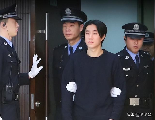把儿子养废，任由私生女拾荒，功夫巨星成龙如今终为荒唐买单