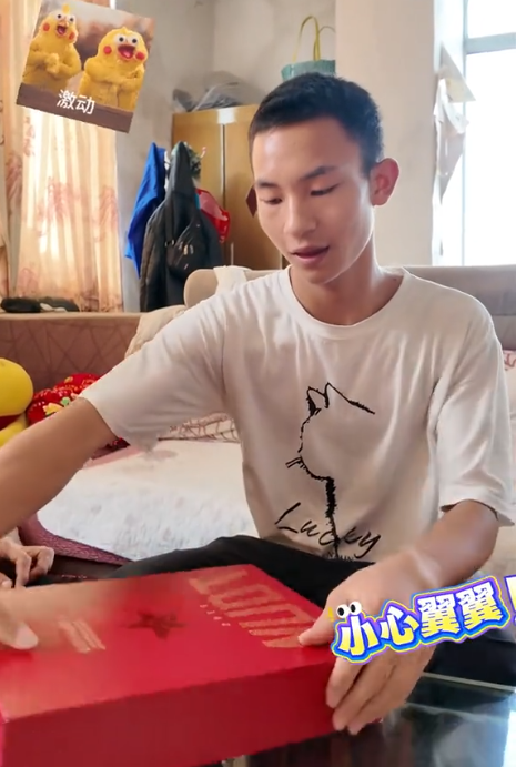 广西考生被国防科大录取，跑工地去报喜，父亲下意识动作惹人心酸