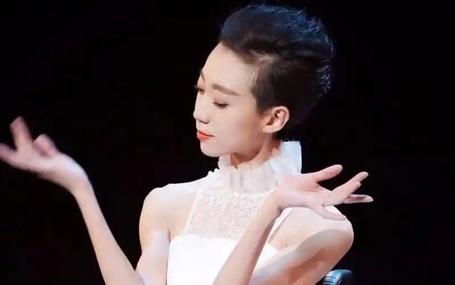 她成功挤走央视导演原配，上位1个月就终身瘫痪，外界议论是报应