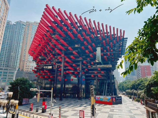 重庆市中心竟藏着一栋“筷子怪楼”？外形太吸睛，已成网红打卡点