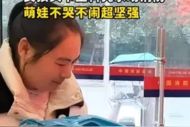 安徽蚌埠 萌娃调皮玩耍不慎将头卡进板凳缝隙图片