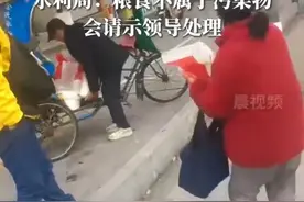两老人往河里倒成袋大米，说要做好事？图片