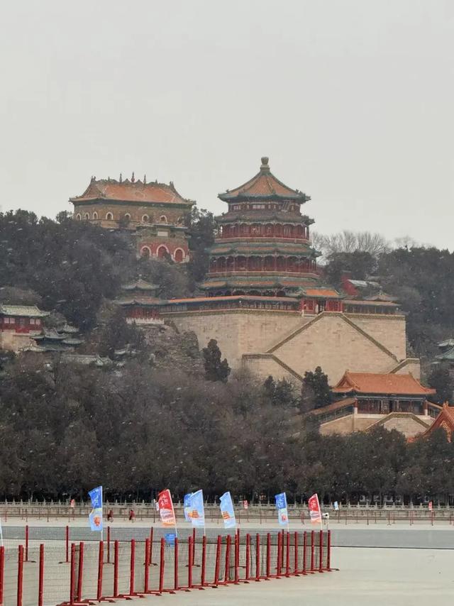 颐和园昆明湖，北京规模最大天然冰场开滑了！