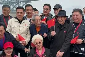 老艺术家现身南京长江大桥拍照，田华、李雪健在场，大家开心合影图片