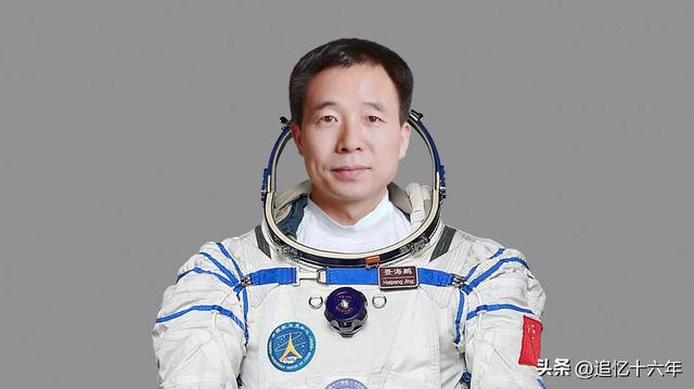 景海鹏少将，4次完成飞天任务，如今，又创造1项史上第一