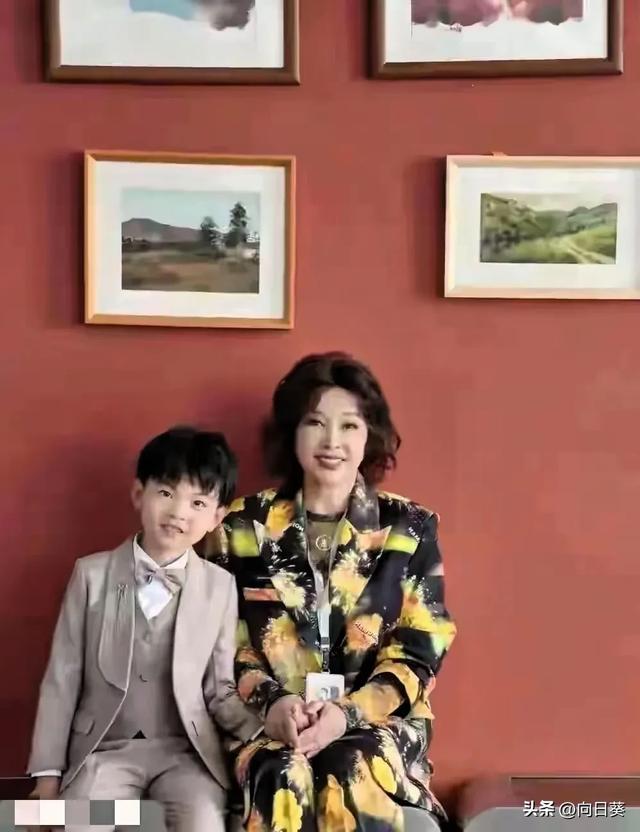 74岁刘晓庆弄了新发型惊艳全网 ， 网友 ：都不敢认 太年轻了