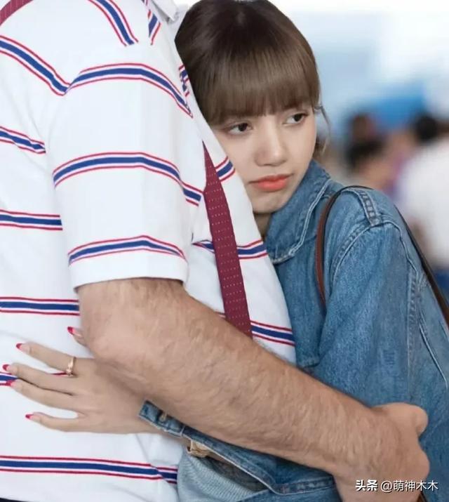 Lisa和白人继父互动惹争议,二人合影亲密,继父把手搭Lisa屁股上