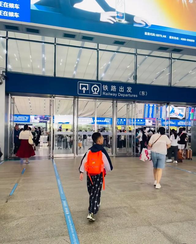 慈母多败儿！11岁儿子独自高铁深圳回湖北，我老婆说我真狠心
