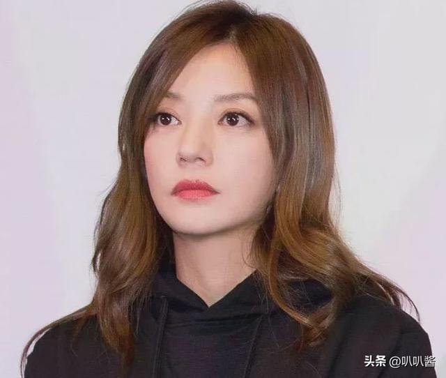 拔出萝卜带出泥！49岁赵薇近况被曝，原来圈内封杀只是冰山一角