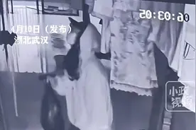 惊呆了！一男子乔装打扮潜入女生宿舍 翻看女生衣服！网友热议不断图片