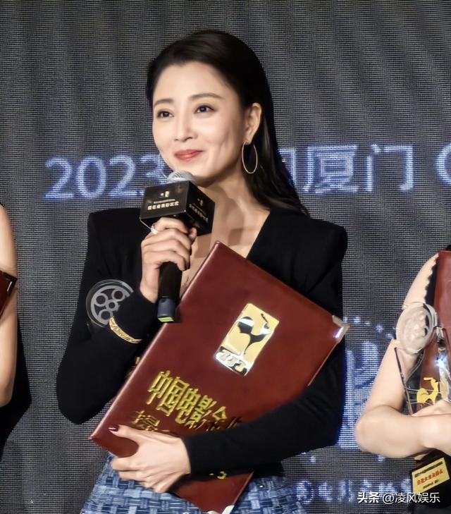 她是演员中的女富豪，豪车多的开不过来，如今45岁却活得像20岁