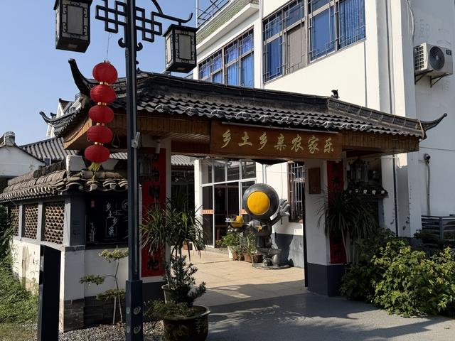 慢城2000亩红枫引客来