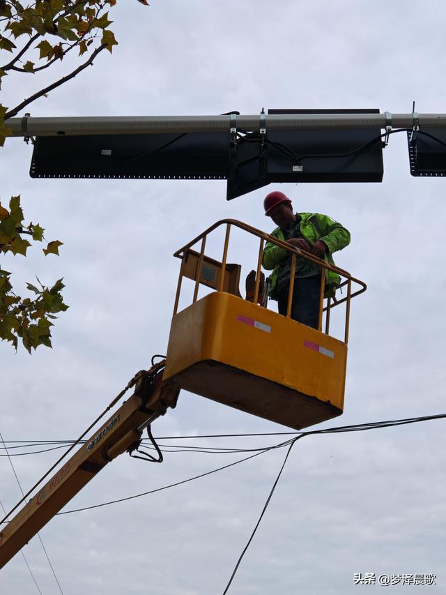 信号灯调试与交通优化双管齐下 护航文旅热潮