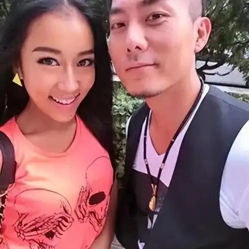 这跟不穿有啥区别？吉克隽逸全身仅一块布遮体，边走边拉衣太吸睛
