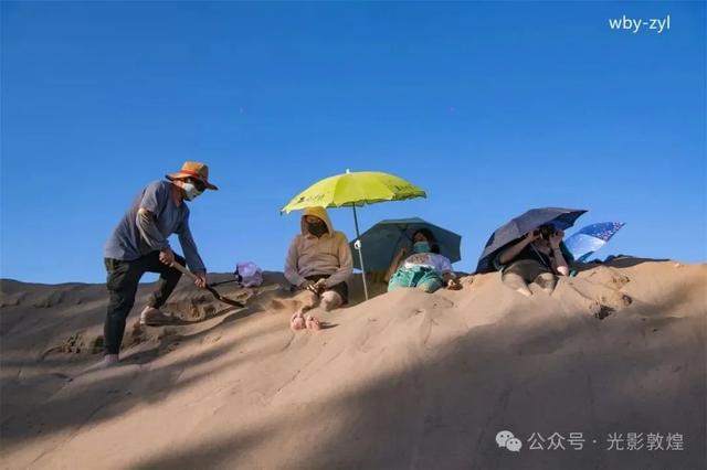敦煌鸣沙山下兴起沙疗热