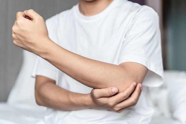 手肘提东西就疼，炒菜都成问题？警惕是“肱骨外上髁炎”