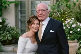 曾经是章子怡的未婚夫Vivi出席默多克婚礼，状态骨瘦如柴像植物人图片