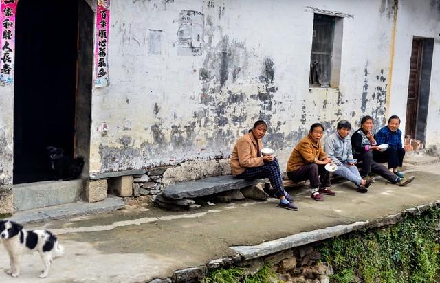 96年洪水冲垮了村子，我和女老师被困在山洞里，度过了三天三夜