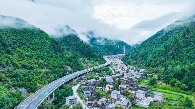 九绵高速：成都4小时直通童话世界 云端高速藏着诗与远方