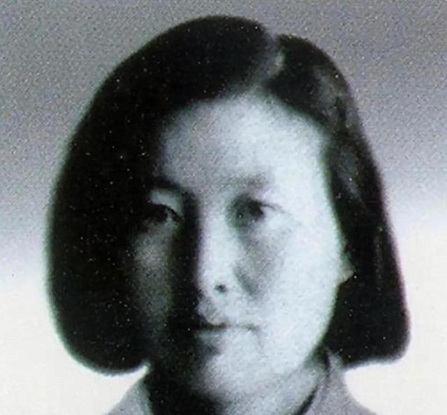 韩先楚的夫人有多美？这是1970留影，她50岁，皮肤白皙，气质非凡