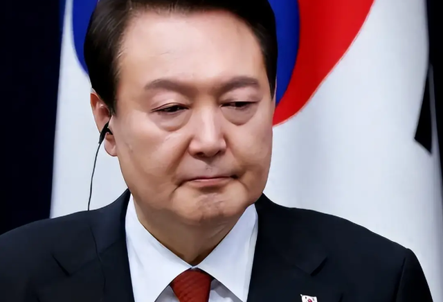 韩国人脸丢光了，前总统被10人架四肢强抬，手臂被拉到“快脱臼”，尹锡悦大喊：我要治疗！