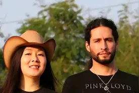 我42岁单亲妈妈，爱上小7岁墨西哥男友，语言不通自创“夫妻语”图片