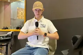 退圈3年后霍尊复出开演唱会，有女友陪伴老爸支持图片